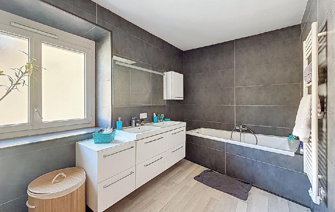 DYNAMIC IMMOBILIER : House | LA ROCHE-VINEUSE (71960) | 135 m2 | 190 000 &euro; 